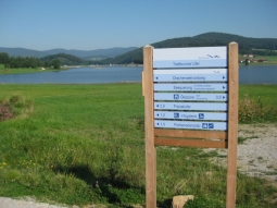 eine Tafel mit Informationen zum See